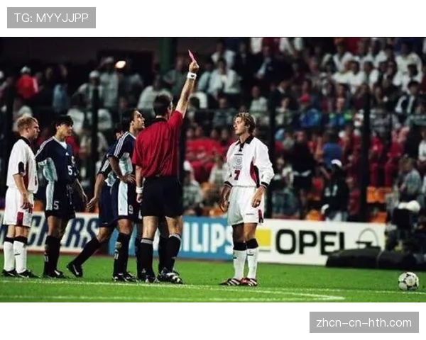 即时:奥格斯堡球员因危险动作被直接红牌罚下